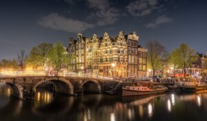 UBS ziet vastgoedbubbel in Amsterdam